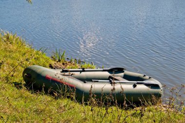 Kıyıya yakın şişme teknenin yalnız görünüşü.