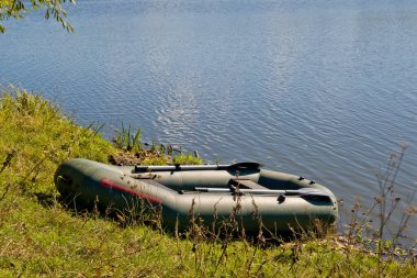 Kıyıya yakın şişme teknenin yalnız görünüşü.