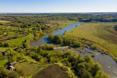 Nehir ve köy manzarası çok güzel. Hava görünümü.