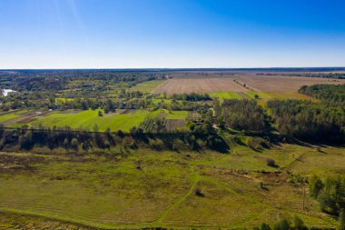 Sonbaharın başlarında tipik bir köyün hava manzarası.