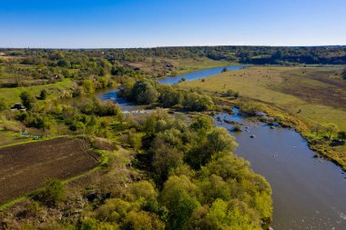 Nehir ve köy manzarası çok güzel. Hava görünümü.
