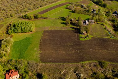 Sonbaharın başlarında tipik bir köyün hava manzarası.