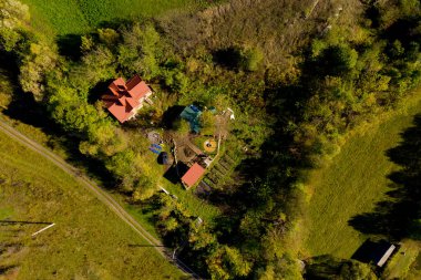 Sonbaharın başlarında tipik bir köyün havadan görünüşü. Üst görünüm.