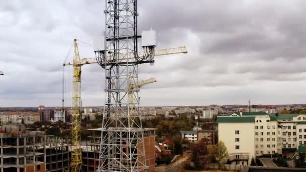 一幢建筑物屋顶上4G及5G电讯塔蜂窝网络天线的航景. — 图库视频影像