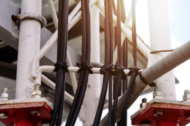 Mobil iletişim anteni inşaatına yakın çekim. Sanayi geçmişi.