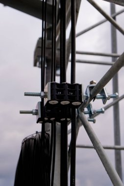 Mobil iletişim anteni inşaatına yakın çekim. Sanayi geçmişi.