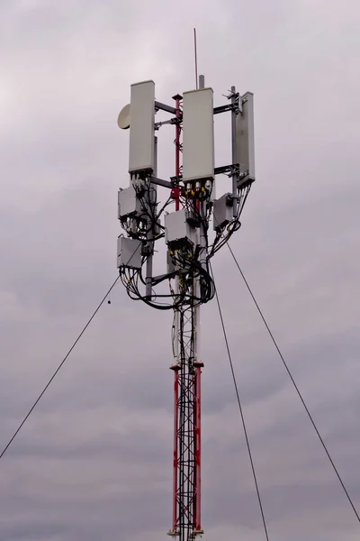 Tower Mit Und Mobilfunkantenne Auf Grauem Wolkenverhangenem Himmel — Stockfoto