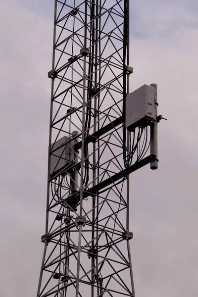 Close Torre Com Antena Rede Celular Fundo Cinza Céu Nublado — Fotografia de Stock