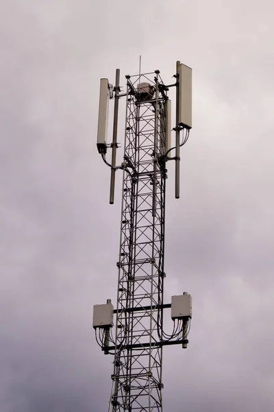 Wieża Anteną Sieci Komórkowej Szarym Tle Zachmurzonego Nieba — Zdjęcie stockowe