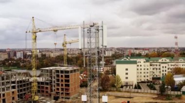 Binanın çatısındaki 4G ve 5G telekomünikasyon kulesinin hava görüntüsü.. 