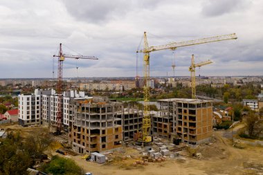 İnşaat alanında kule vinçleri.