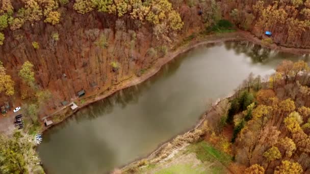 Luchtfoto van het herfstbos en het meertje. Plaats voor mensen om te rusten. — Stockvideo