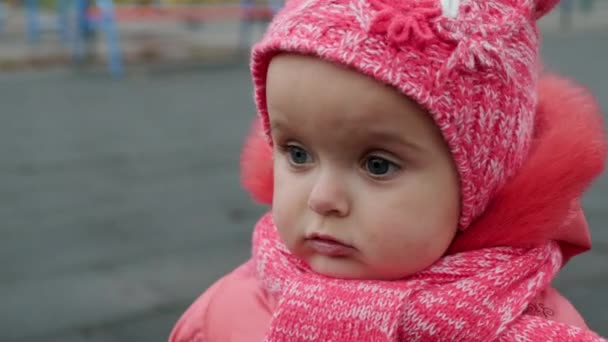 Ritratto di una graziosa bambina con cappello rosso e sciarpa. Da vicino.. — Video Stock
