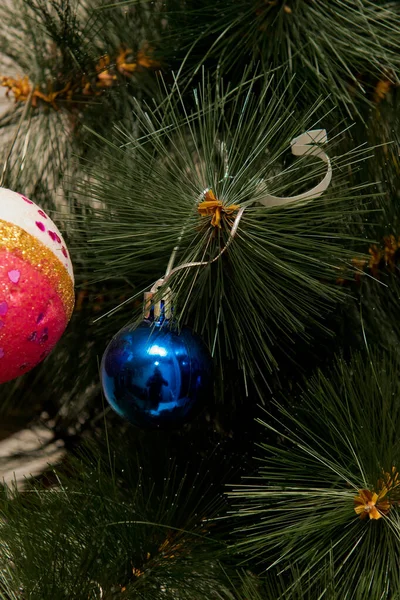 Julgran Med Dekorationer Närbild Selektiv Inriktning — Stockfoto