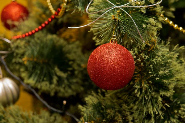 Kerstboom Met Versieringen Sluit Maar Selectieve Focus — Stockfoto