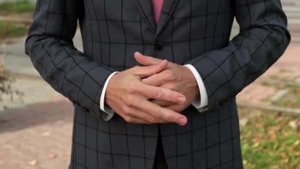 Omul de afaceri într-un costum gesturi cu mâinile. Close-up . — Videoclip de stoc
