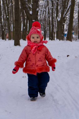 Karda koşan küçük kız.