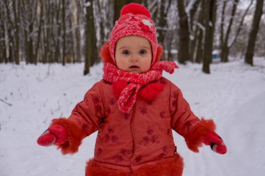 Bebek kız kardan etkilendi. Yakın plan..