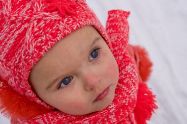 Bebek kız kardan etkilendi. Yakın plan..