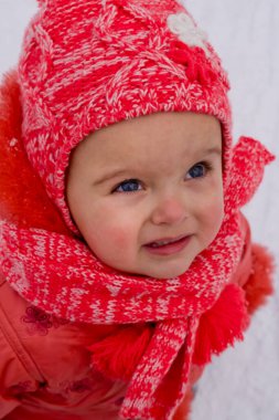 Bebek kız kardan etkilendi. Yakın plan..