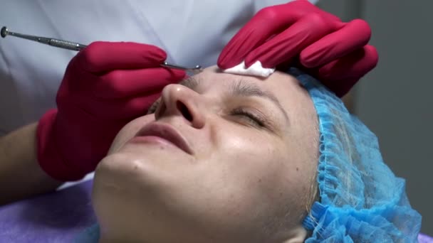 Close-up of beautician doing face cleaning treatment using mechanical instrument. — Stock Video