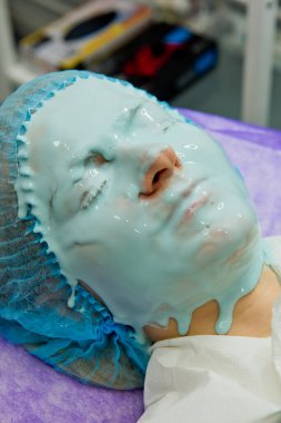 Kadının yüzünde Alginate maskesi. Yakın plan..