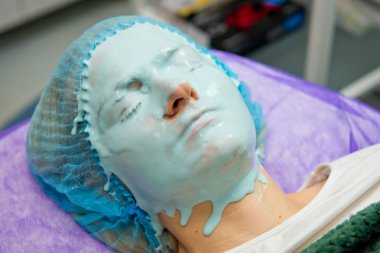 Kadının yüzünde Alginate maskesi. Yakın plan..
