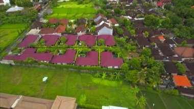 Bali köyü ile güzel manzaranın havadan görüntüsü. Denpasar, Bali, Endonezya.