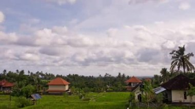 Bulutlu bale köyünün zaman aşımı. Uzaklaş. Ubud, Bali, Endonezya.