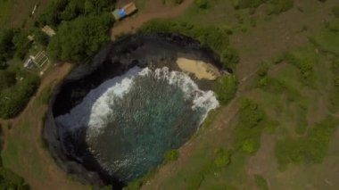 Broken Bay 'in üst görüntüsü ve sağa dön. Nusa Penida, Endonezya.