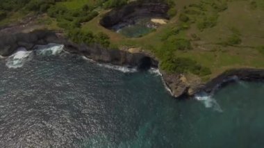 Broken Bay 'in havadan görüntüsü. Nusa Penida, Endonezya.