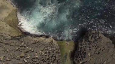 Dalganın üst görüntüsü. Nusa Penida, Endonezya.