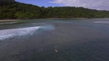 Dalgada sörfçünün hava görüntüsü var. Yeşil top plajı, Bali, Endonezya.