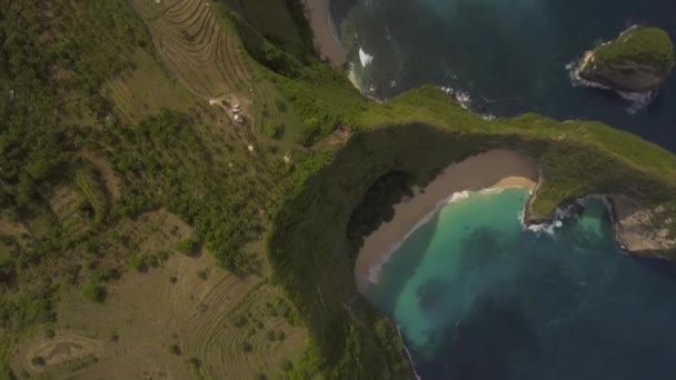 Horní pohled na krásnou pláž Karang Dawa s vlnami. Nusa Penida, Indonésie. — Stock video
