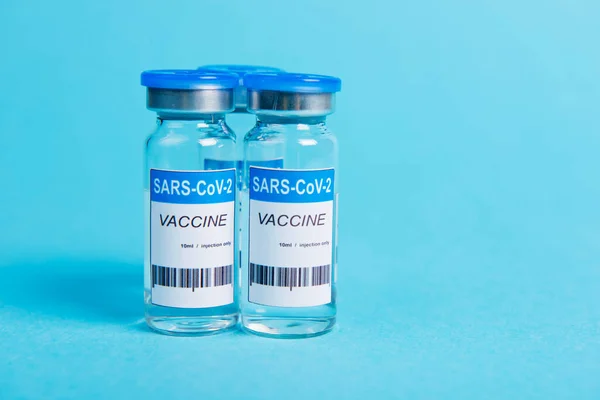 Covid Coronavirus Aşı Şişesi Mavi Arka Planda — Stok fotoğraf
