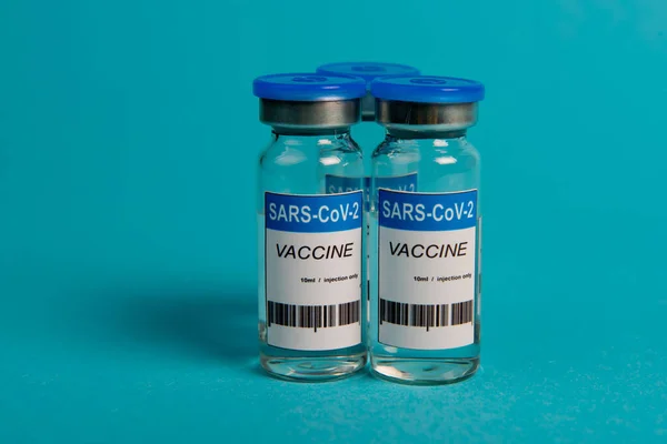 Mavi Arka Planda Covid Coronavirus Aşı Şişesi Seçici Odak — Stok fotoğraf