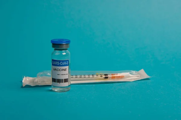 Covid Coronavirus Aşı Şişesi Mavi Arka Planda Şırınga Seçici Odak — Stok fotoğraf