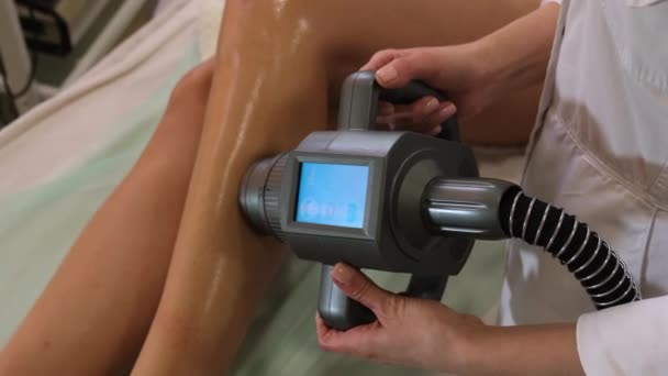 Vakuummassage med en speciell maskin på kvinnors ben. Närbild. Långsamma rörelser. — Stockvideo