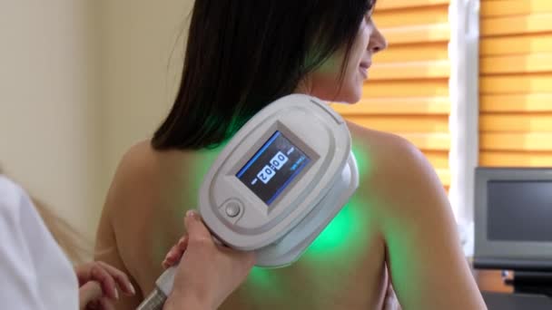 Косметические процедуры на спине женщины со специальным устройством. Медленное движение. — стоковое видео
