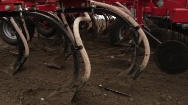 Tarladaki tohum ekiciyi kapat..