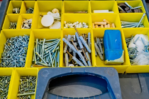 Μικρά Πλαστικά Κίτρινα Κουτιά Διαφορετικές Βίδες Και Συνδετήρες Επιλεκτική Εστίαση — Φωτογραφία Αρχείου