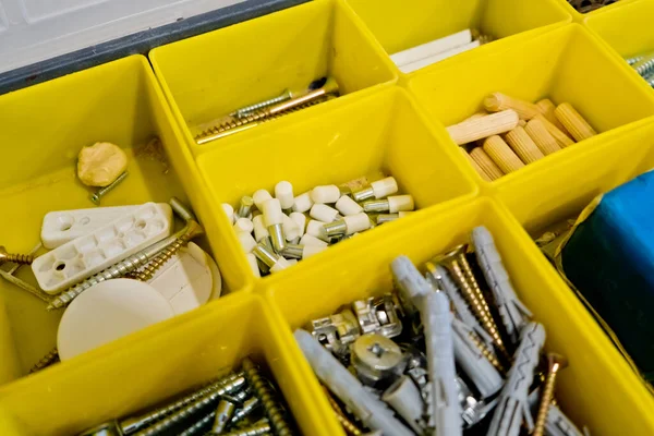 Κοντινό Πλάνο Μικρών Πλαστικών Κίτρινων Κουτιών Διαφορετικές Βίδες Και Συνδετήρες — Φωτογραφία Αρχείου