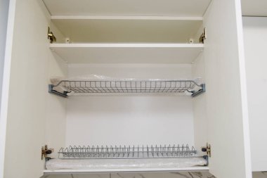 Yeni boş mutfak dolabı.