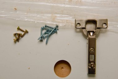 Metal menteşelerin yonga tahtasına yerleştirilmesi. Üst görünüm.