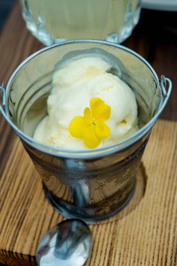 Bardakta küçük bir kova şeklinde dondurma..