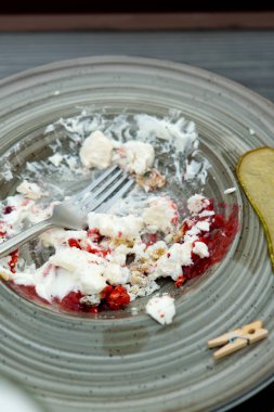 Tatlıdan sonra kirli tabak. Seçici odak.