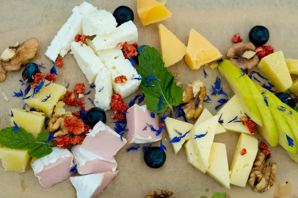 Différents Types Fromage Avec Des Pommes Des Noix Sur Une Photos De Stock Libres De Droits