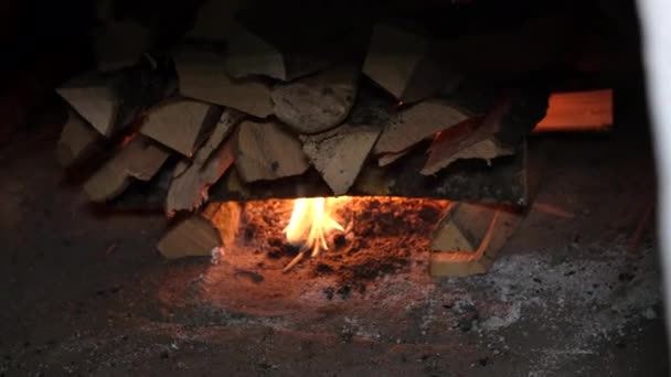 素朴なパンオーブンで石炭を作る。古い伝統的なウクライナのストーブ. — ストック動画