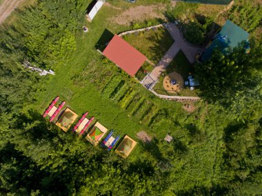 Nehir kıyısında çadırları olan turist kampının en iyi manzarası..