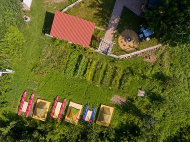 Nehir kıyısında çadırları olan turist kampının en iyi manzarası..